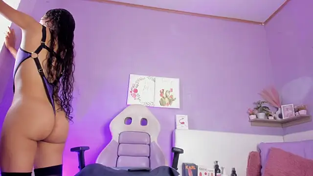 Snapshot of Rossi_Mariana chatting on 10/20/25, 12:27 Rossi Mariana online show from 10/20/25, 12:27