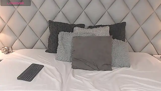 Snapshot of LalyCastro chatting on 02/17/25, 07:42 LalyCastro online show from 02/17/25, 07:42