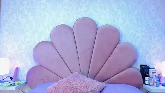 Snapshot of ElhaThomson chatting on 11/10/25, 09:36 ElhaThomson online show from 11/10/25, 09:36