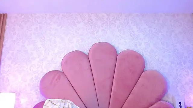 Snapshot of ElhaThomson chatting on 11/25/25, 05:29 ElhaThomson online show from 11/25/25, 05:29