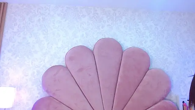 Snapshot of ElhaThomson chatting on 12/13/25, 08:36 ElhaThomson online show from 12/13/25, 08:36