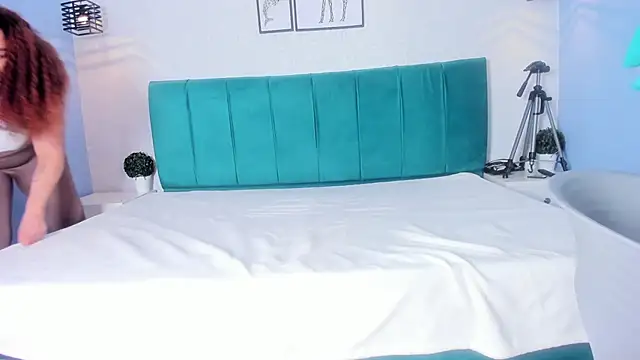 Snapshot of ninna_curly chatting on 11/24/25, 06:02 ninna curly online show from 11/24/25, 06:02