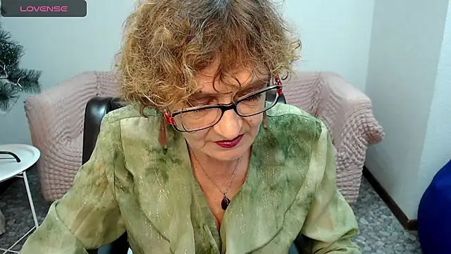Snapshot of SexyGrandma_ chatting on 02/01/25, 07:47 SexyGrandma online show from 02/01/25, 07:47