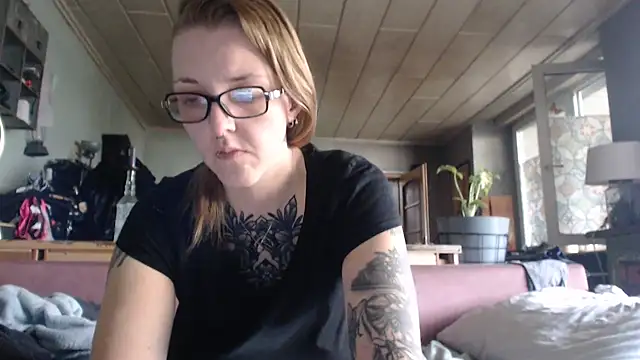 Snapshot of Astrid-Gilbert chatting on 02/21/25, 11:11 Astrid-Gilbert online show from 02/21/25, 11:11