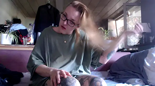 Snapshot of Astrid-Gilbert chatting on 03/05/25, 11:28 Astrid-Gilbert online show from 03/05/25, 11:28