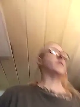 Snapshot of Astrid-Gilbert chatting on 10/29/25, 07:54 Astrid-Gilbert online show from 10/29/25, 07:54