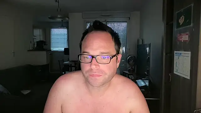 Snapshot of Funnyjul31 chatting on 03/29/26, 01:44 Funnyjul31 online show from 03/29/26, 01:44