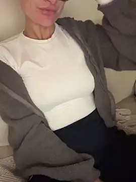 Phoebe Lily online show from 10/12/25, 07:24