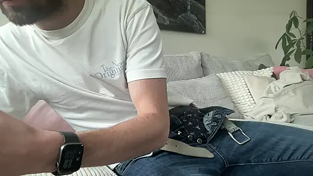 Snapshot of bullyboyy chatting on 10/05/25, 10:24 bullyboyy online show from 10/05/25, 10:24