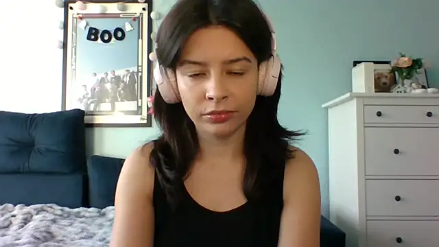 Snapshot of LariceSexy chatting on 10/13/25, 12:05 LariceSexy online show from 10/13/25, 12:05