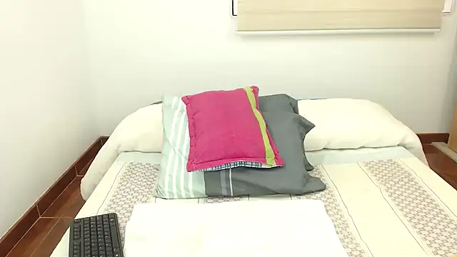 Snapshot of picaes8 chatting on 11/19/25, 12:05 picaes8 online show from 11/19/25, 12:05