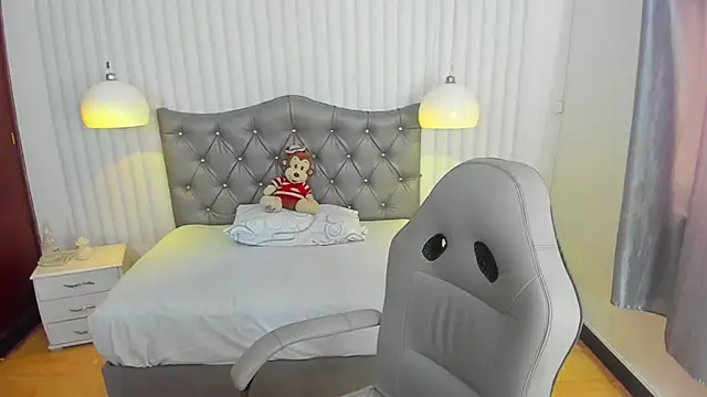 mia vanucci1 online show from 09/30/25, 07:30