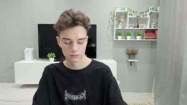 Snapshot of avegothy- chatting on 02/14/25, 12:36 avegothy- online show from 02/14/25, 12:36