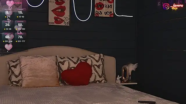 Snapshot of Eseensia chatting on 11/22/25, 02:32 Eseensia online show from 11/22/25, 02:32