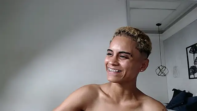 Liiamthompson online show from 02/06/25, 08:34