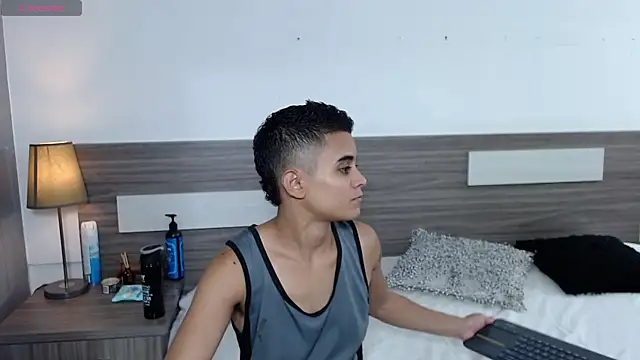 Snapshot of Liiamthompson chatting on 11/30/25, 10:25 Liiamthompson online show from 11/30/25, 10:25