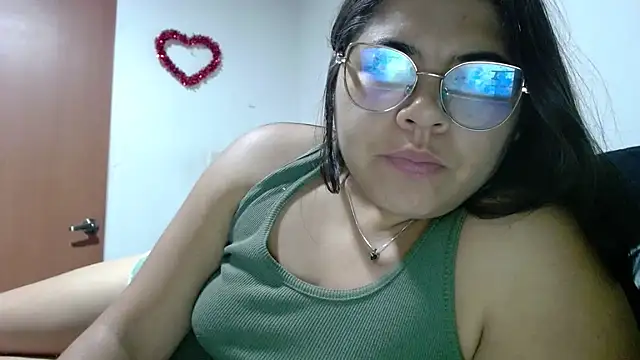 Snapshot of viccky_vick chatting on 10/23/25, 02:33 viccky vick online show from 10/23/25, 02:33