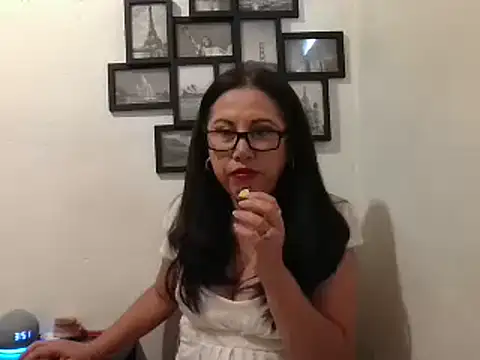 Snapshot of MirandaLatinaLovely chatting on 02/14/25, 09:53 MirandaLatinaLovely online show from 02/14/25, 09:53