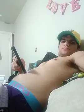 Snapshot of Elperlozo10 chatting on 06/14/26, 06:15 Elperlozo10 online show from 06/14/26, 06:15