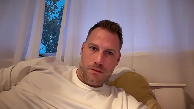 Snapshot of Christian87xxx chatting on 10/04/25, 04:49 Christian87xxx online show from 10/04/25, 04:49