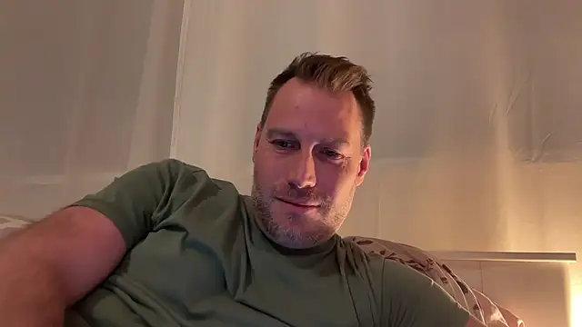 Snapshot of Christian87xxx chatting on 11/20/25, 05:34 Christian87xxx online show from 11/20/25, 05:34