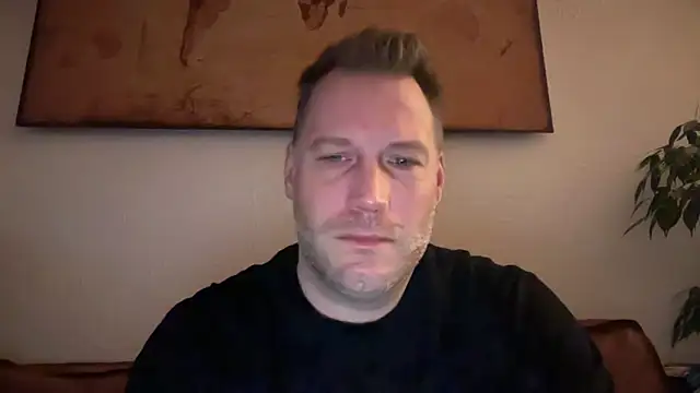 Snapshot of Christian87xxx chatting on 12/17/25, 06:41 Christian87xxx online show from 12/17/25, 06:41