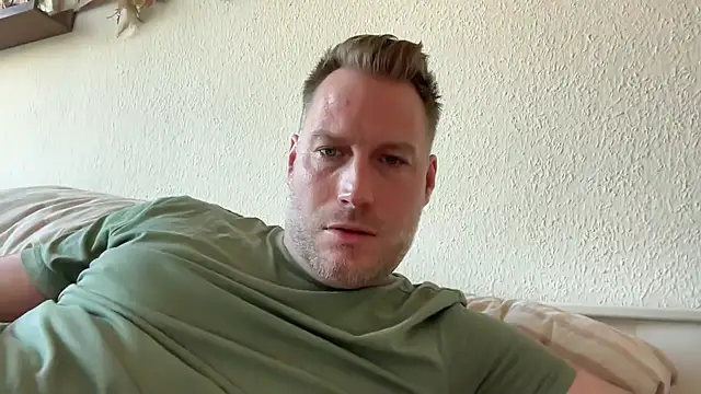 Snapshot of Christian87xxx chatting on 04/25/26, 04:37 Christian87xxx online show from 04/25/26, 04:37