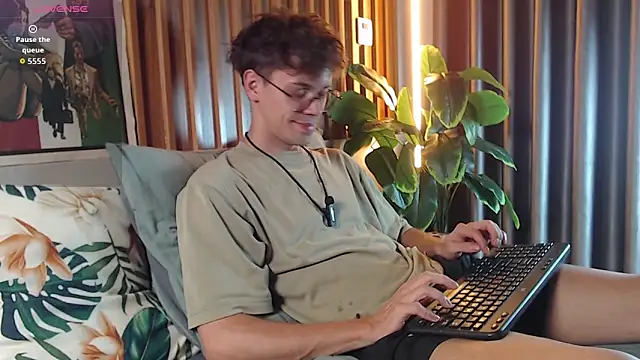 Snapshot of William_Henry_ chatting on 05/23/26, 01:37 William Henry online show from 05/23/26, 01:37