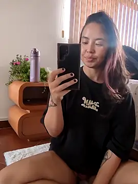 Snapshot of RenEnvy chatting on 11/05/25, 07:36 RenEnvy online show from 11/05/25, 07:36