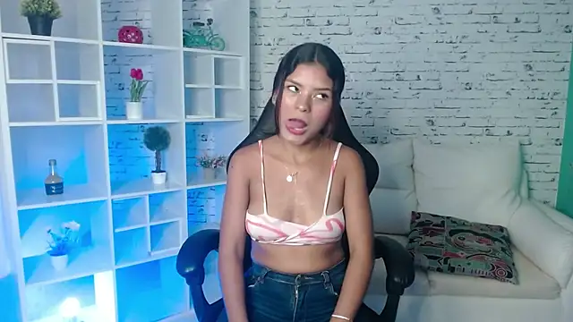 Mia ynocolucci online show from 02/20/25, 11:32