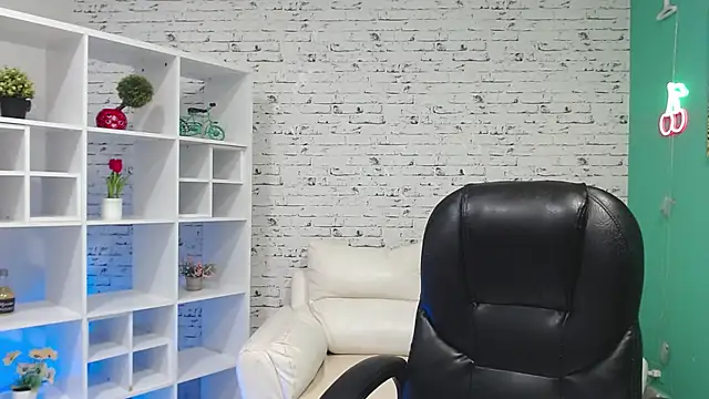 Mia ynocolucci online show from 03/08/25, 11:39