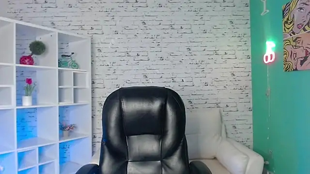 Mia ynocolucci online show from 03/10/25, 12:40