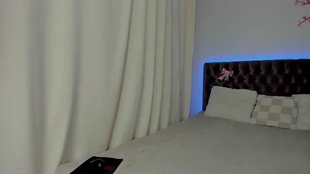 Ella Mayers online show from 09/13/25, 12:21