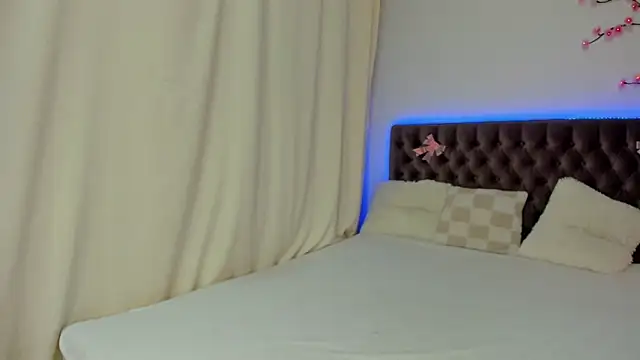 Ella Mayers online show from 10/19/25, 12:17