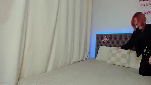 Ella Mayers online show from 10/26/25, 01:28