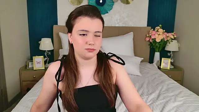 Snapshot of Pauline_Heaven chatting on 12/18/25, 05:24 Pauline Heaven online show from 12/18/25, 05:24