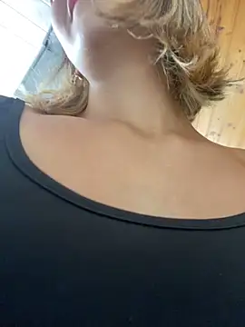 Snapshot of Andrea18_blonde chatting on 11/20/25, 03:34 Andrea18 blonde online show from 11/20/25, 03:34