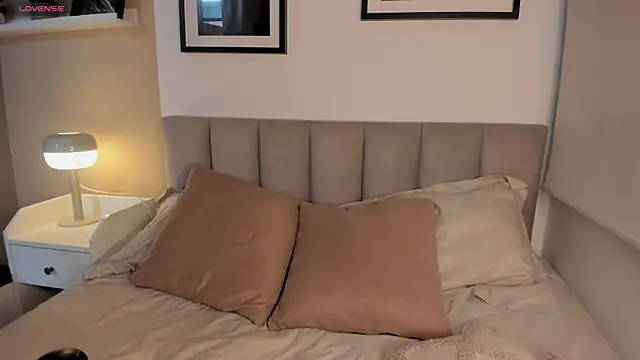 Gigi Strawberry online show from 09/19/25, 04:58