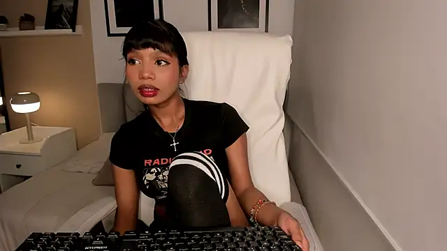 Gigi Strawberry online show from 10/16/25, 04:46