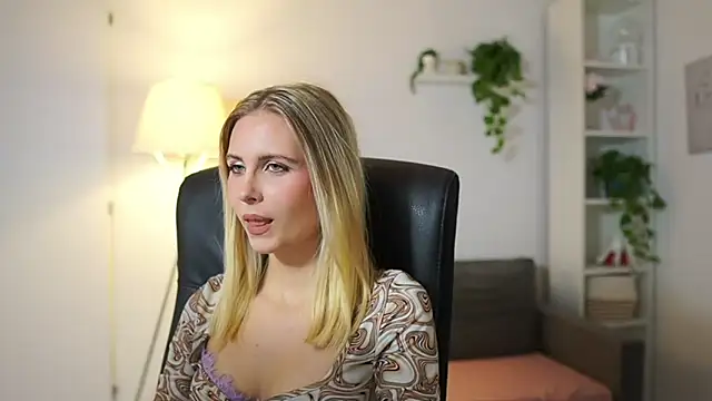 Snapshot of catecrago_ chatting on 10/15/25, 01:00 catecrago online show from 10/15/25, 01:00