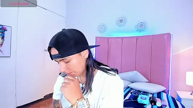 Liiam smith  online show from 10/27/25, 01:37