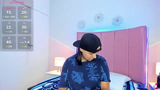 Liiam smith  online show from 11/07/25, 01:55