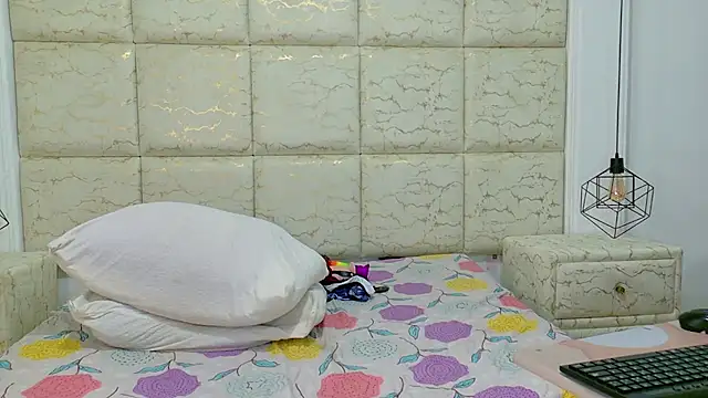 Snapshot of ThaliaANDNicholas chatting on 02/26/25, 02:04 ThaliaANDNicholas online show from 02/26/25, 02:04