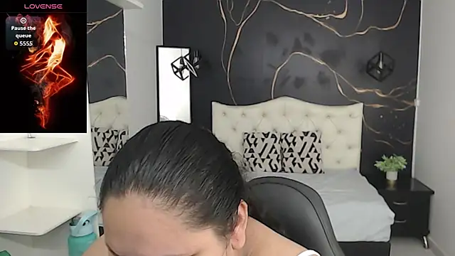 Snapshot of Aaliyah11 chatting on 10/19/25, 12:44 Aaliyah11 online show from 10/19/25, 12:44