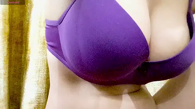 Snapshot of RAYI_01 chatting on 10/14/25, 04:19 RAYI 01 online show from 10/14/25, 04:19