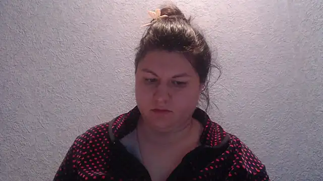 Snapshot of KiraSwee chatting on 12/04/25, 02:04 KiraSwee online show from 12/04/25, 02:04