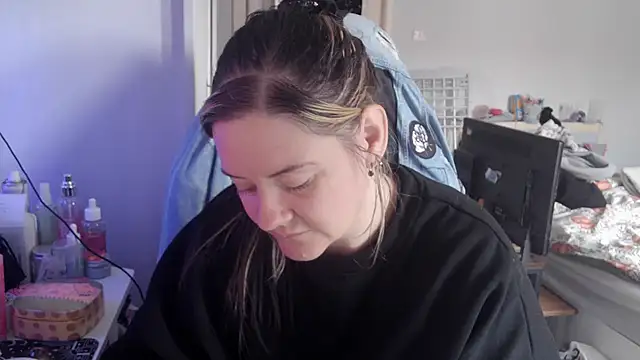 AureliaXOX online show from 10/14/25, 09:10