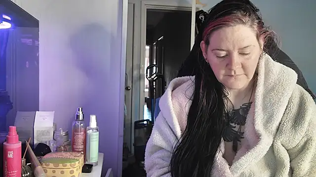 AureliaXOX online show from 11/17/25, 09:04