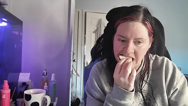 AureliaXOX online show from 12/02/25, 12:32