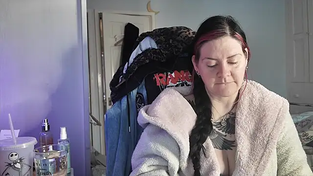 AureliaXOX online show from 12/04/25, 09:18